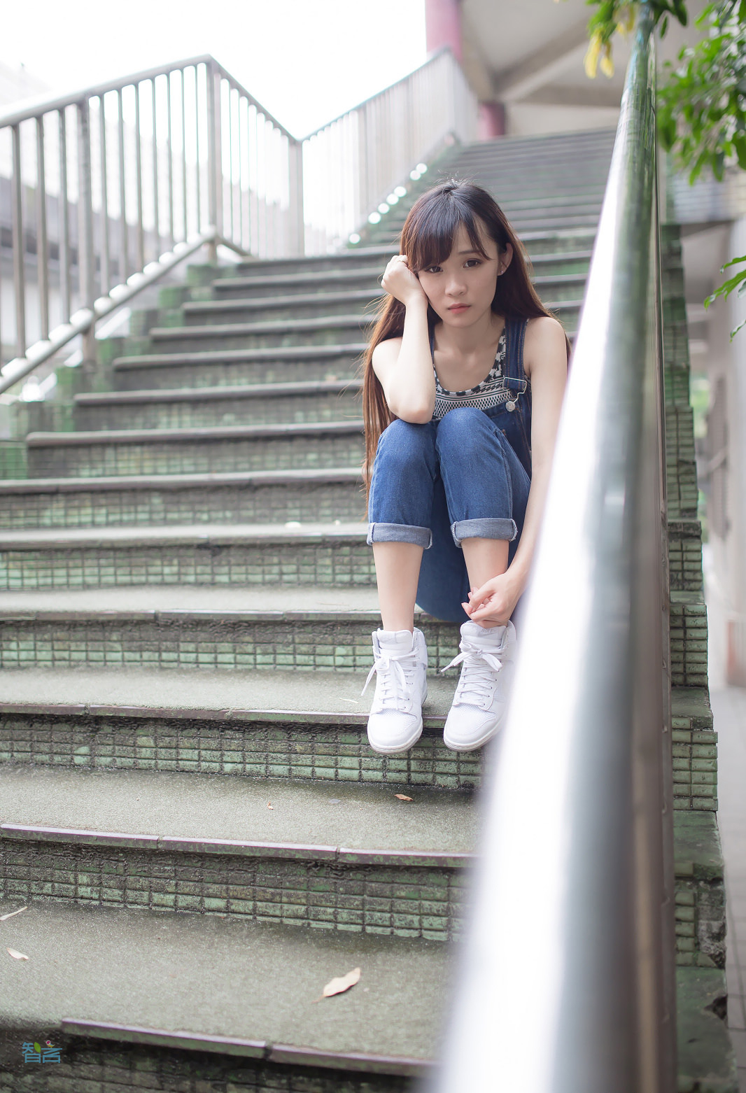 背带裤的夏日，可爱小女生